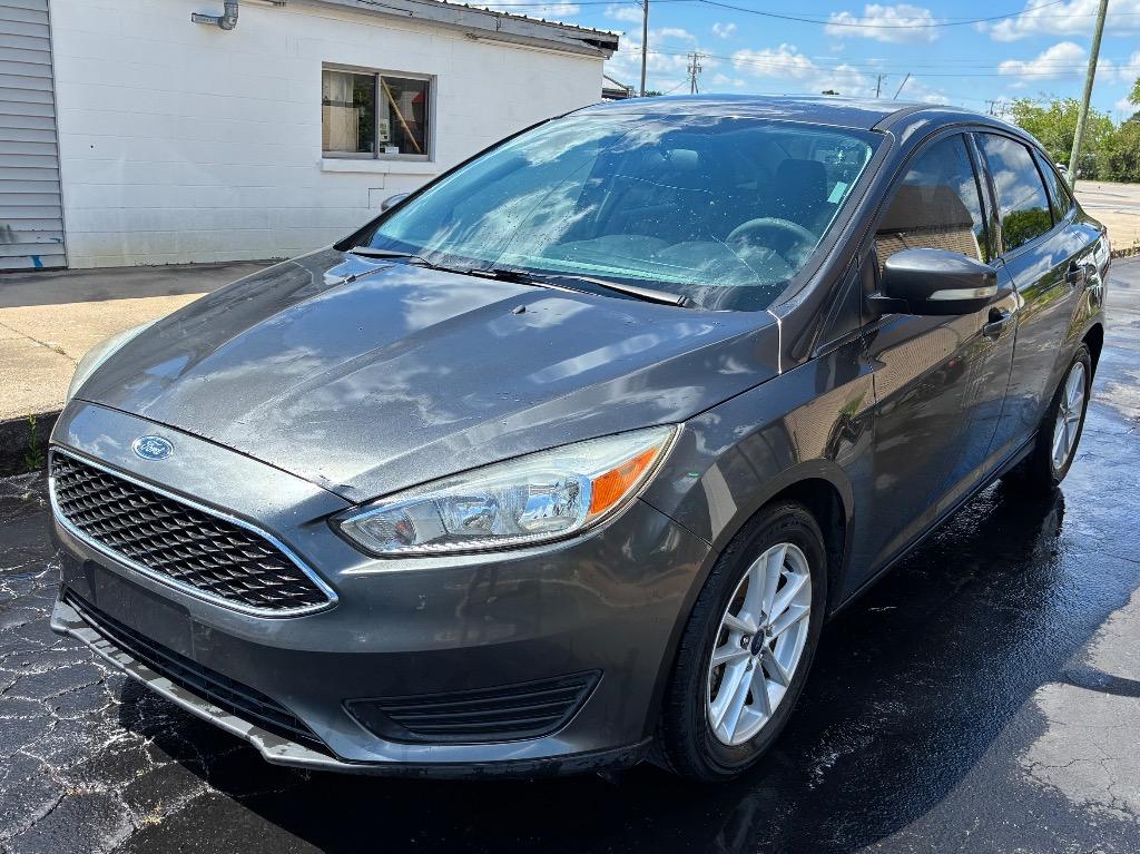2017 Ford Focus Sedan SE's photo